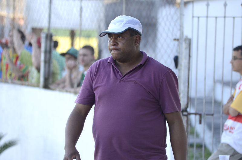 Técnico Geverton Duarte perdeu a primeira na Sul Fronteira (Foto: Alisson Assumpção)
